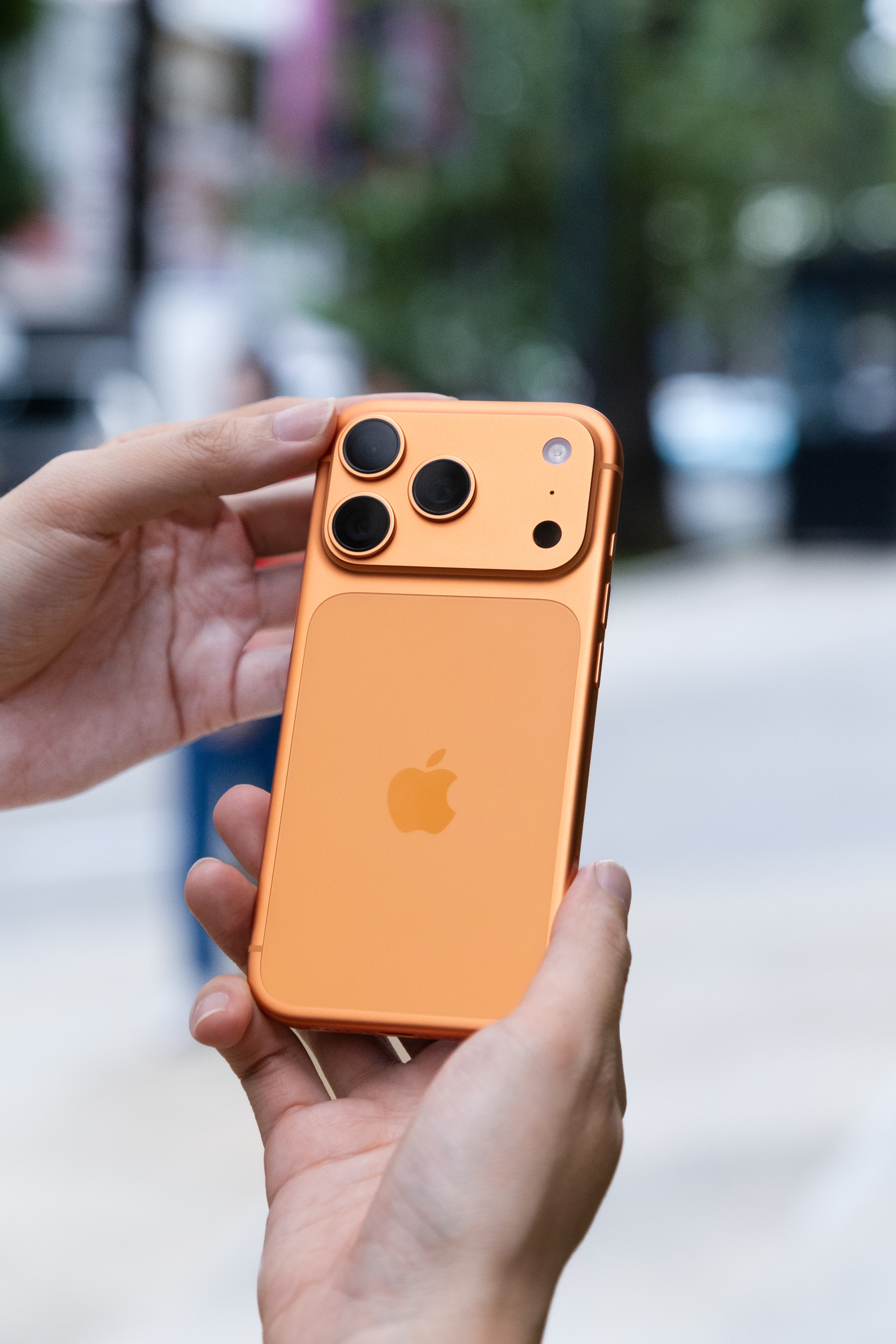 Đây là ảnh thực tế iPhone 17 Pro đang "cháy hàng" tại Việt Nam, phiên bản màu Cam Vũ Trụ đẹp lạ mắt- Ảnh 8. Đây là ảnh thực tế iPhone 17 Pro đang "cháy hàng" tại Việt Nam, phiên bản màu Cam Vũ Trụ đẹp lạ mắt- Ảnh 8.