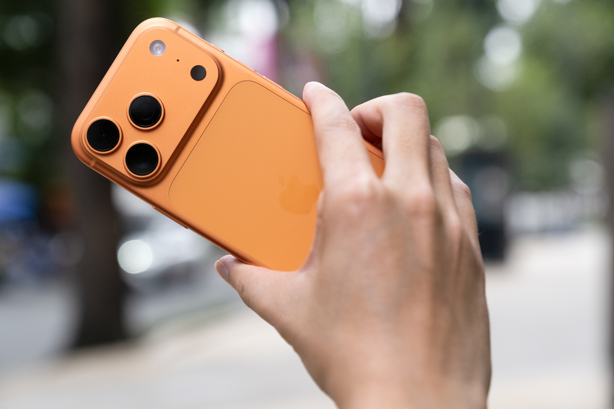 Đây là ảnh thực tế iPhone 17 Pro đang "cháy hàng" tại Việt Nam, phiên bản màu Cam Vũ Trụ đẹp lạ mắt- Ảnh 11. Đây là ảnh thực tế iPhone 17 Pro đang "cháy hàng" tại Việt Nam, phiên bản màu Cam Vũ Trụ đẹp lạ mắt- Ảnh 11.