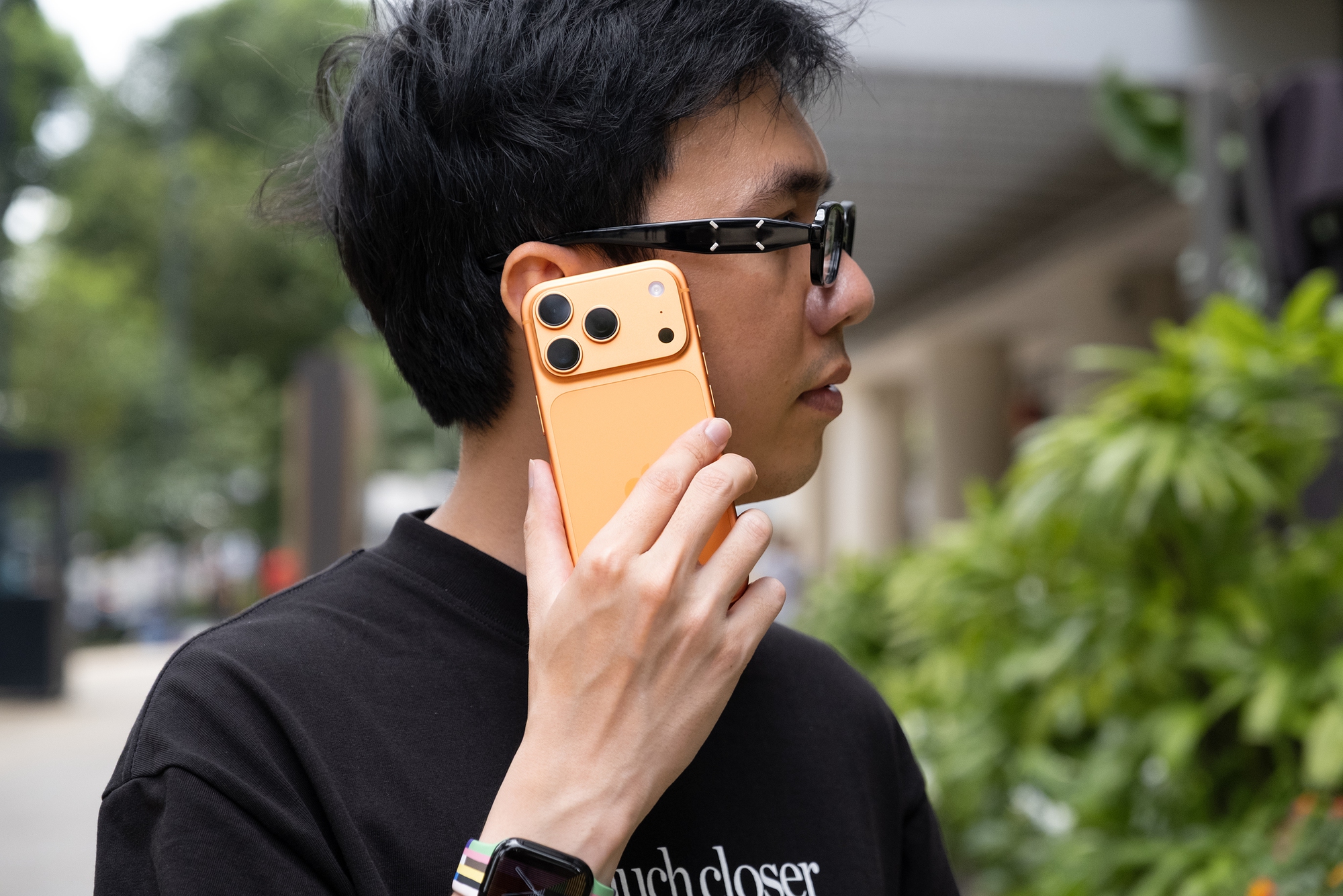 Đây là ảnh thực tế iPhone 17 Pro đang "cháy hàng" tại Việt Nam, phiên bản màu Cam Vũ Trụ đẹp lạ mắt- Ảnh 6. Đây là ảnh thực tế iPhone 17 Pro đang "cháy hàng" tại Việt Nam, phiên bản màu Cam Vũ Trụ đẹp lạ mắt- Ảnh 6.