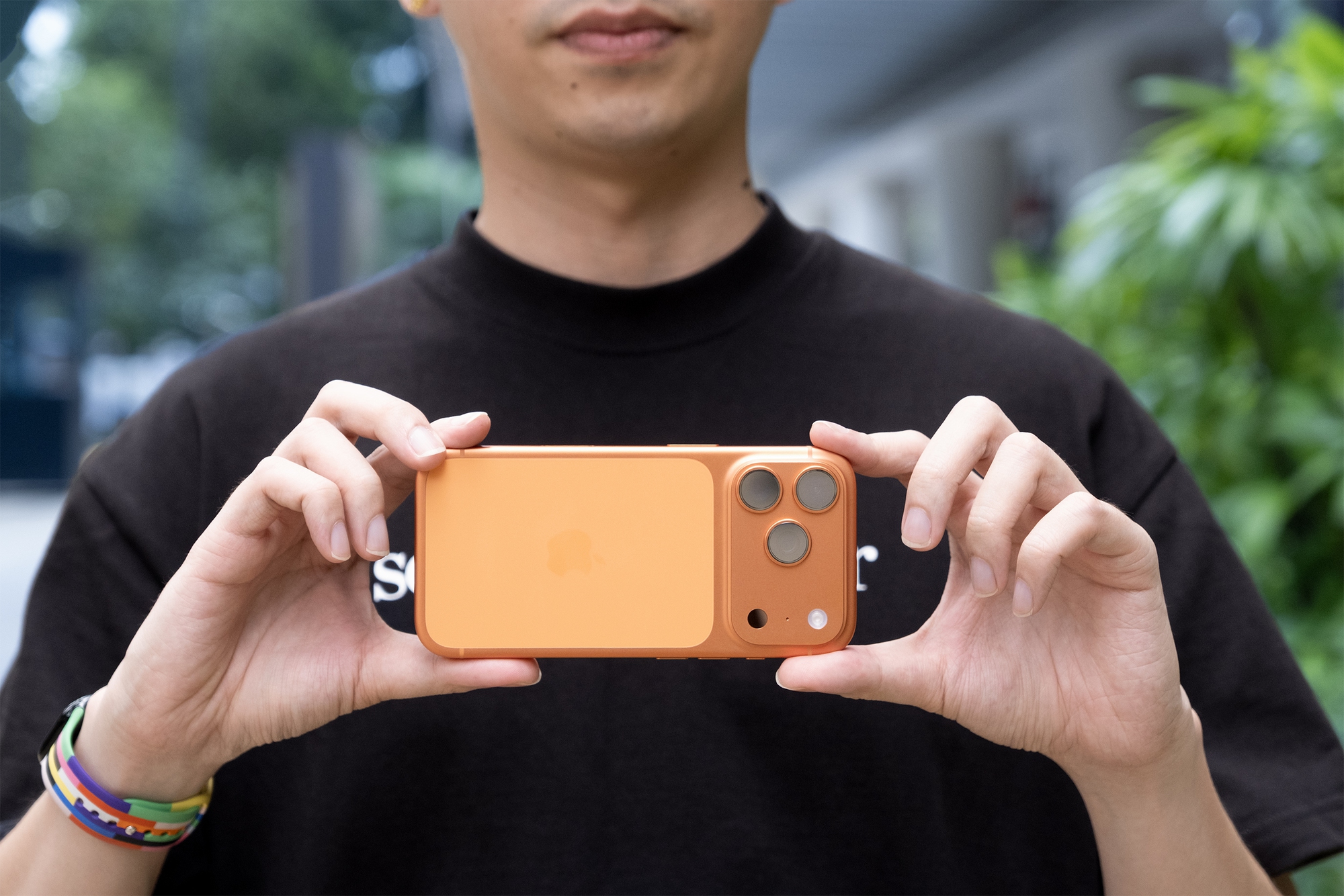 Đây là ảnh thực tế iPhone 17 Pro đang "cháy hàng" tại Việt Nam, phiên bản màu Cam Vũ Trụ đẹp lạ mắt- Ảnh 9. Đây là ảnh thực tế iPhone 17 Pro đang "cháy hàng" tại Việt Nam, phiên bản màu Cam Vũ Trụ đẹp lạ mắt- Ảnh 9.