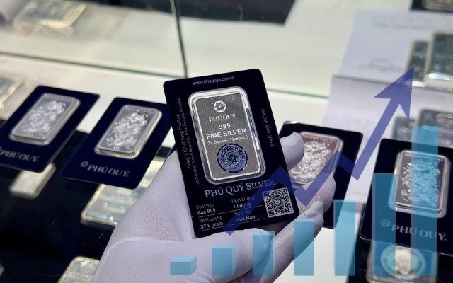 Cú bứt tốc ngoạn mục của bạc ở Việt Nam: Giờ này năm ngoái còn 30 triệu, giờ vượt 100 triệu/kg, ai còn nói 'mua bạc là lỗ' - Ảnh 1.