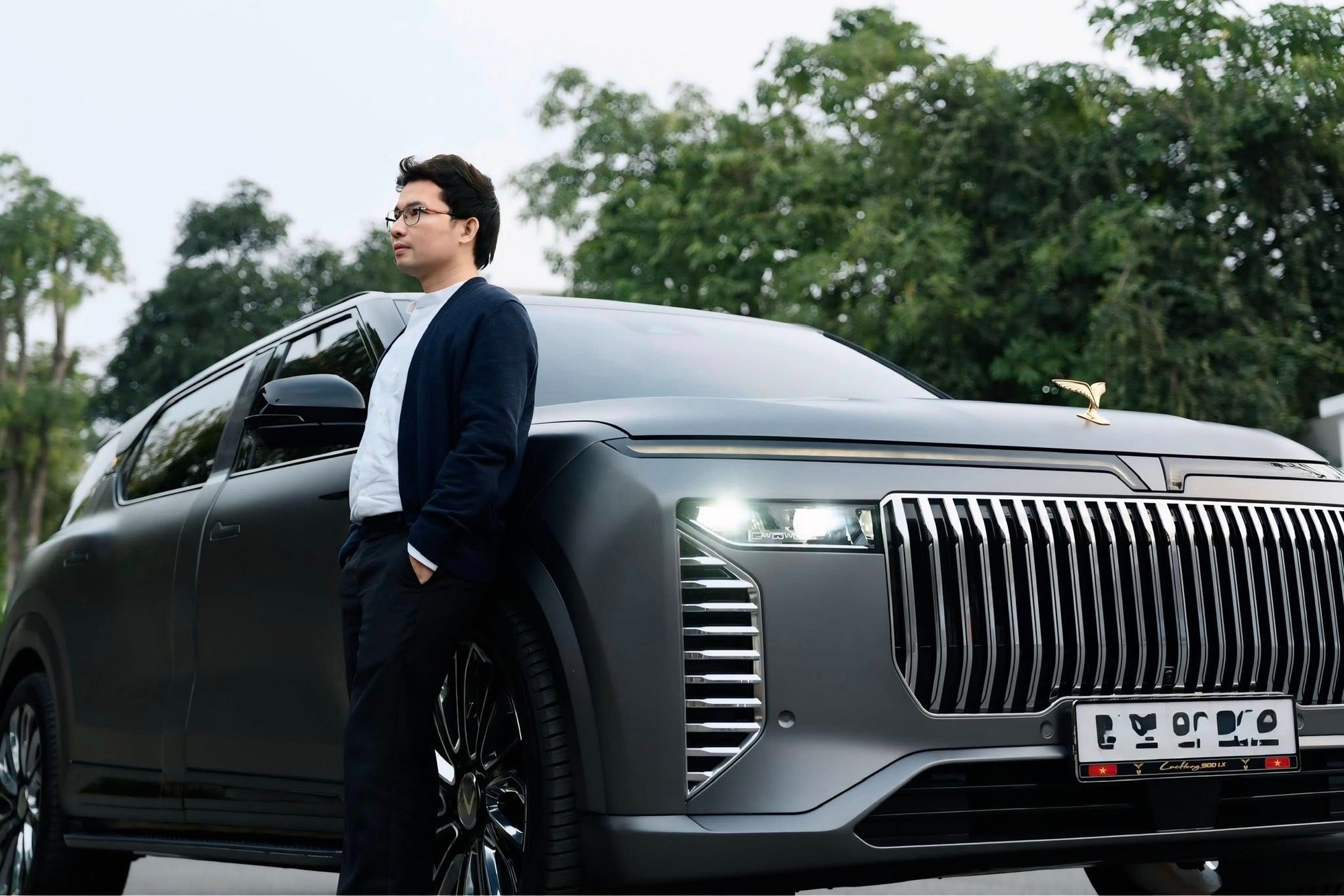 CEO GSM flex nhẹ Lạc Hồng 900 LX bản ghi xám cực lạ, 'vibe' chủ tịch ngập tràn: 'Tôi thay đổi để nhìn lực và trẻ trung hợp với độ tuổi 18+ của mình'- Ảnh 1.