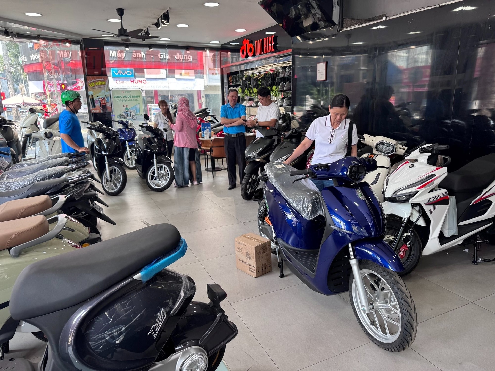 Hết mua vàng bạc, người dân giờ xếp hàng, bốc số mua xe máy điện: Đại lý cháy hàng, khách phải cọc đợi vài ngày mới có xe - Ảnh 4.