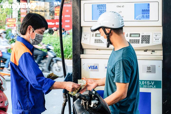 Giữ nguyên giá xăng dầu, tiếp tục chi mạnh quỹ bình ổn tới 5.000 đồng/lít- Ảnh 1.