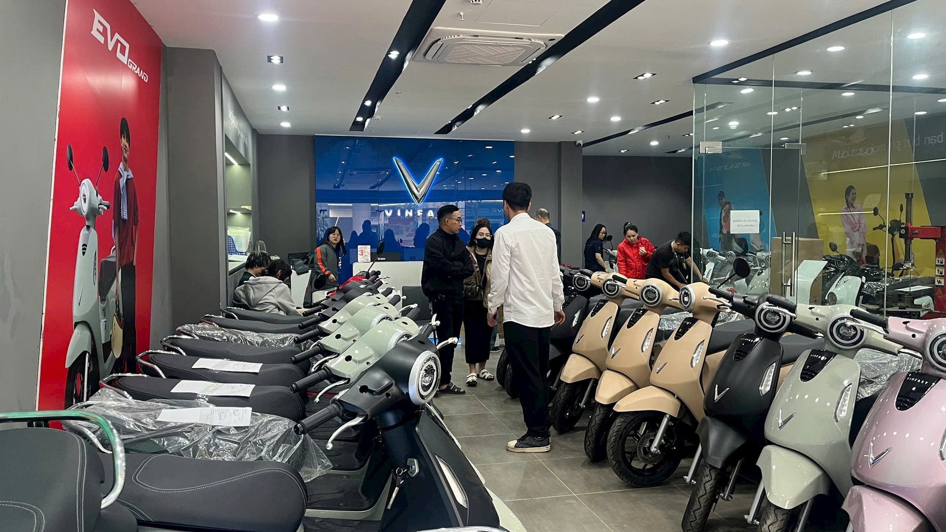 Hết mua vàng bạc, người dân giờ xếp hàng, bốc số mua xe máy điện: Đại lý cháy hàng, khách phải cọc đợi vài ngày mới có xe - Ảnh 2.