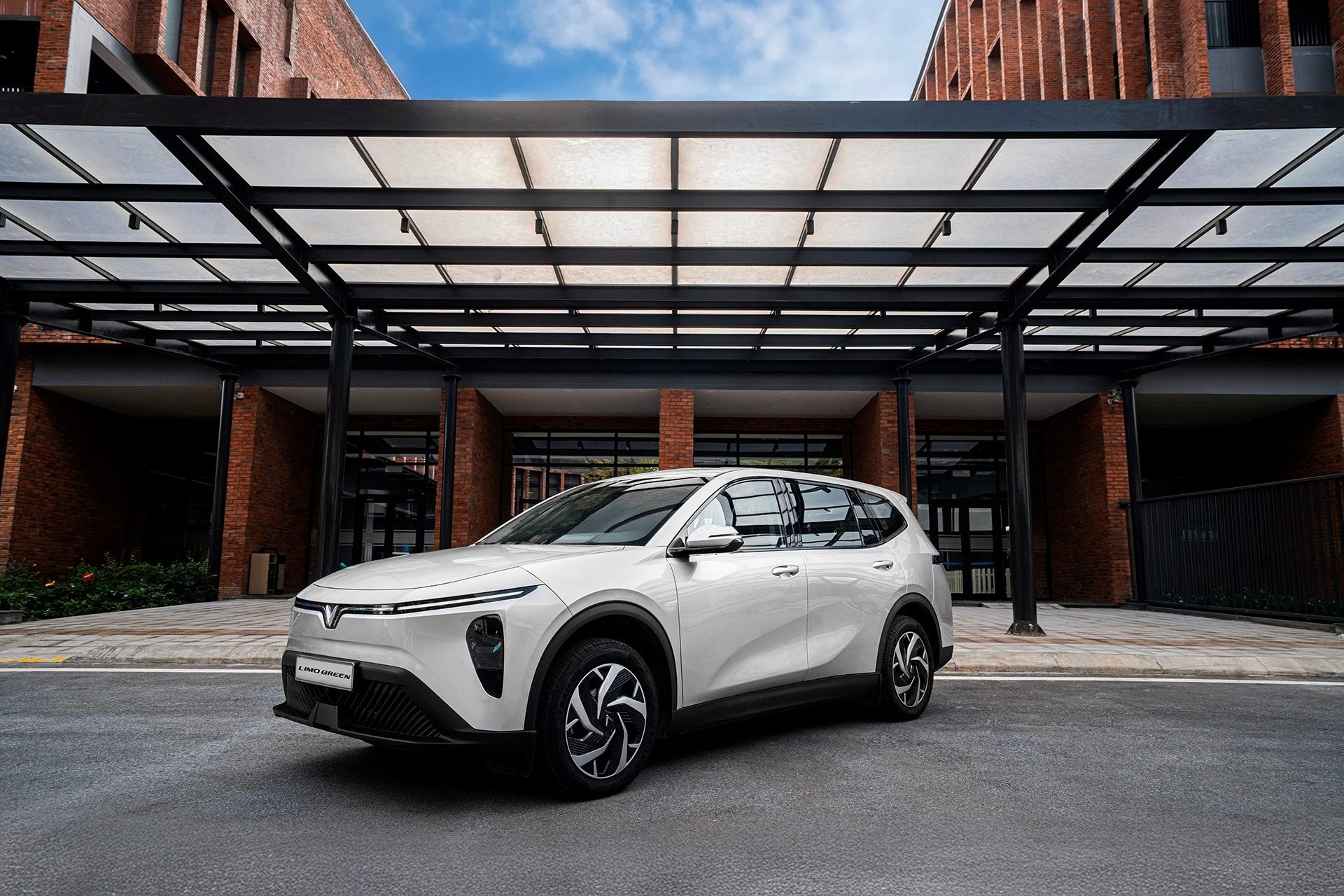 Hãng xe của tỷ phú Phạm Nhật Vượng tiếp tục phủ bóng thị trường: 27.600 xe điện bán ra trong tháng 3 - Ảnh 3.