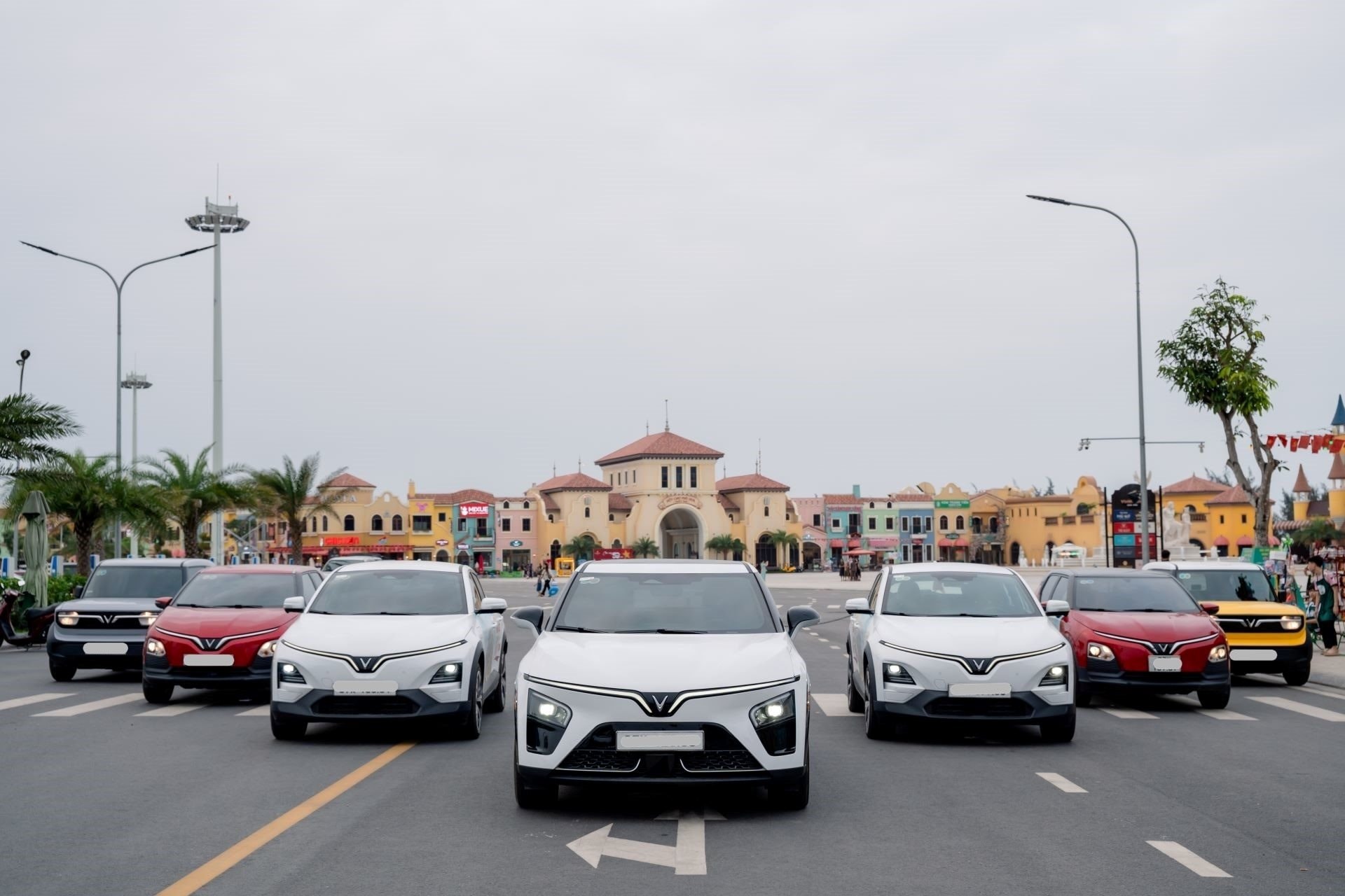 Hãng xe của tỷ phú Phạm Nhật Vượng tiếp tục phủ bóng thị trường: 27.600 xe điện bán ra trong tháng 3 - Ảnh 2.