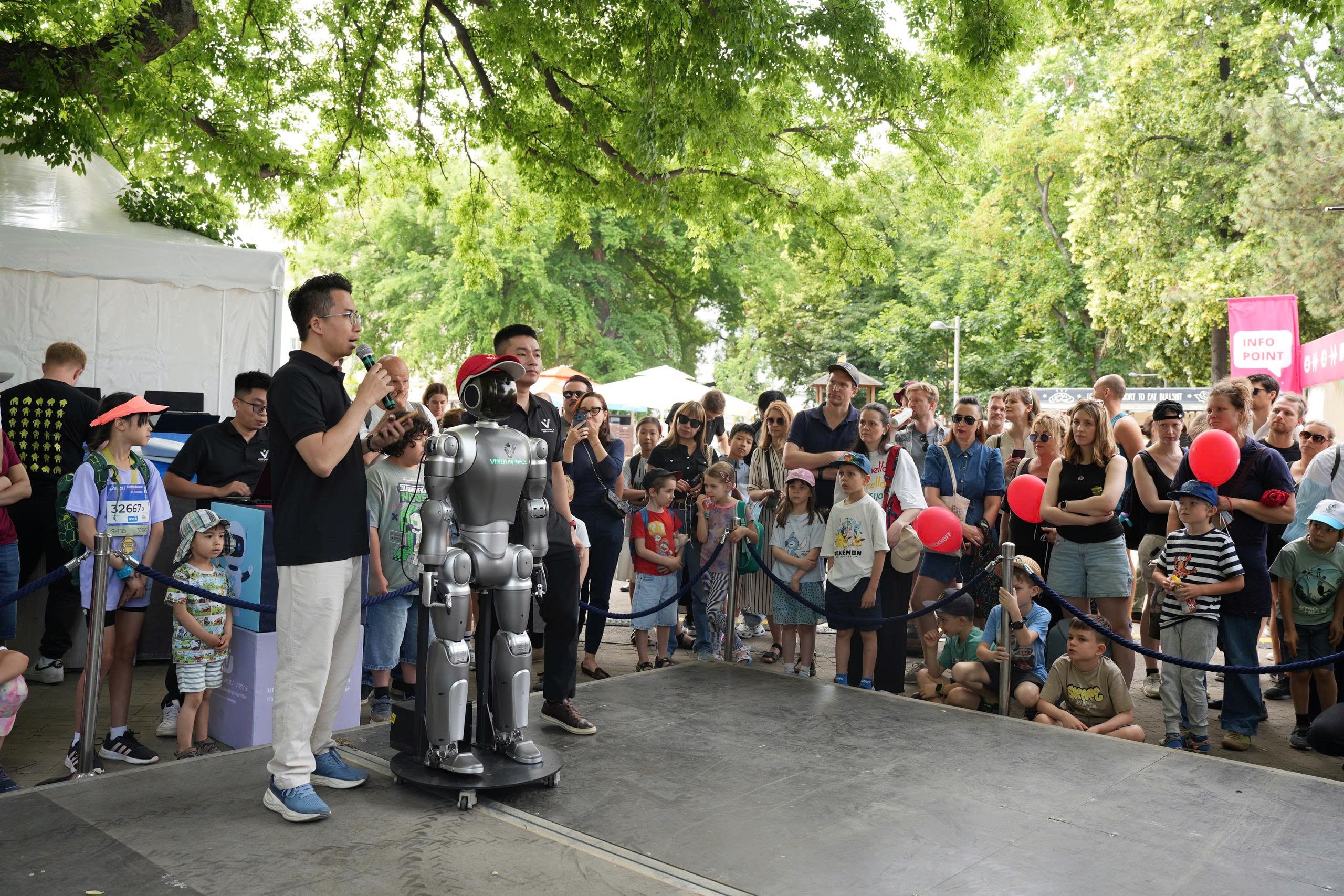 Robot hình người của Vingroup lần đầu ra mắt thế giới: Có thể làm hướng dẫn viên, hỗ trợ an ninh và việc nhà - Ảnh 3.